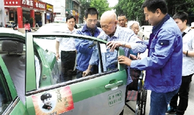 120多名的哥排隊愛心接力 免費送老人醫院透析