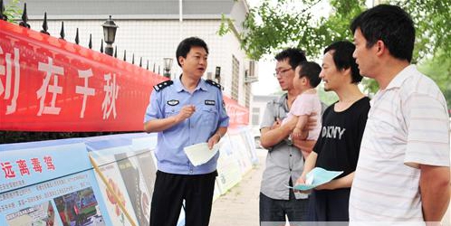 正陽縣公安局禁毒大隊向行人宣傳“預防毒駕、珍愛生命”常識