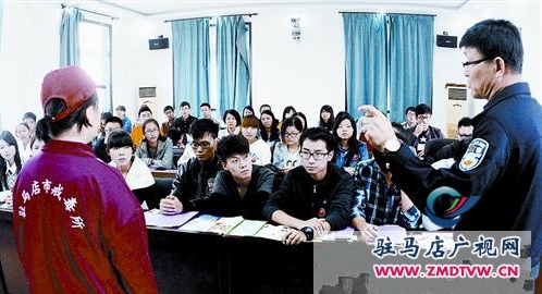 戒毒人員與大學(xué)生面對面告誡大學(xué)生遠離毒品