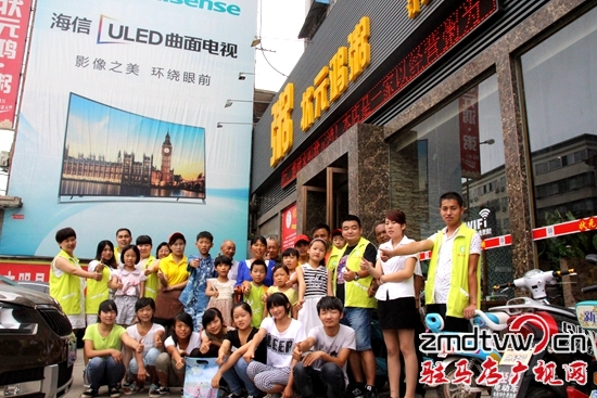 陽光助學志愿者、受助學生、家長在狀元鴻酒店合影留念.jpg