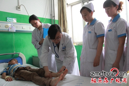 該科醫護人員為病人檢查.jpg