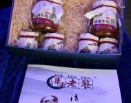 據(jù)了解，駐馬店清雅齋清真食品有限公司成立于2015年10月，是一家年輕的食品加工企業(yè)。公司位于駐馬店裝備產(chǎn)業(yè)集聚區(qū)，占地約2000平方米，擁有先進(jìn)的標(biāo)準(zhǔn)化生產(chǎn)設(shè)備和大型倉庫。公司專注于清真類食品的研發(fā)和加工，其主打的“馬老饕”牌清真牛肉醬和牛肉條，以我市豐富的夏南牛資源為原料基地，以獨特配方和加工工藝制成，填補了我市該類食品加工業(yè)的空白。