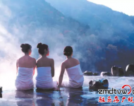 泡溫泉：嵖岈山溫泉度假酒店溫泉占地150畝，整個項目是由河南省乃至中原六省最大的溫泉項目。將中國的養生溫泉文化演藝的淋漓盡致。她將中國人的健康概念提升到一個高度。她引領的是一種健康的生活方式。溫泉水屬國家罕見的鈾溫泉，溫泉水富含氯、硫酸根、氟、氡、可溶性硅酸、鈉、鈣、鉀、鎂等30多種有益人體的礦物質微量元素，常泡溫泉具有養生、美容、延年益壽等功效。