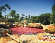 露天溫泉占地120畝，整個露天溫泉區溫泉養生功效泡池163個，及其的震撼和壯觀。室內溫泉綜合服務樓，總面積2萬平方米，一次性可接待約6000人。    優惠活動：   嵖岈山溫泉小鎮鉅惠會員卡提前預售，辦理前100名會員卡的，根據會員辦理繳費情況，免費贈送嵖岈山溫泉門票，最多可贈送100張，名額有限，贈完為止！咨詢電話0396-4999999/4999906市內：溫泉門票買二送一，買三送二地址：建業森林半島38號樓5單元6樓電話：15103812551    13839938576