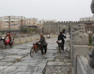 河南民間古建筑——宏濟橋位于河南省汝南縣城北，跨汝河，明代稱弘濟橋、博愛橋，清代稱迎恩橋，因靠近天中山又稱天中橋，現在以方位稱北關大橋。歷經400余年，安然挺立，為豫南地區著名的古橋梁。（圖/文野貓）