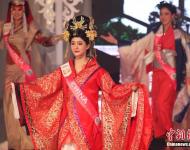 2015世界旅游小姐全球總決賽近日在吉隆坡落幕，61個國家和地區(qū)的61名佳麗參加了總決賽。最終，菲律賓選手獲得冠軍。烏干達選手和立陶宛選手分別獲得了第二名和第三名。圖為2015世界旅游小姐中國總決賽冠軍王汝妍驚艷亮相。