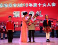 一個樸實、陽光如鄰家小伙的帥氣青年，在危險來臨之際奮不顧身撲向火場，與死神搏斗的日日夜夜仍念念不忘作為保安的職責。他的事跡感動鵬城驛城、感動天中、感動大江南北。大愛真英雄，烈火中永生，柔肩擔道義，熱血鑄忠誠。烈火忠魂——李到信