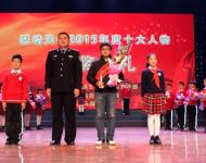 甘守清貧卻大方資助別人，忠于職責卻把對親人的愛深埋在心里。扎根基層保一方平安，他是百姓心中的守護神；心系群眾為人民著想，他是鄉親們心貼心的好所長。貼心的所長不該走。貼心所長——夏明臣
