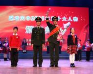 滄海橫流，方顯英雄本色。面對危險義無反顧，他的從容讓人敬佩；處置事故身先士卒，他的身影讓人動容。穿越生死為人們帶來平安，愛兵如子用生命書寫忠誠。消防衛士——董英俊 