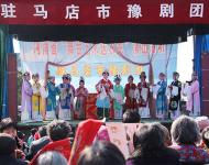 （記者 武帥 健豪）2月17日上午，由駐馬店市文廣新局主辦，市演藝中心（原市豫劇團）承辦的新春戲曲周在世紀廣場正式拉開帷幕。來自市演藝中心的戲曲名家們將在為期一周的時間里，為廣大市民奉獻一場精彩的節日戲曲大餐。
