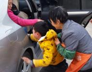 大年初八過(guò)完了，許多在城里打工的農(nóng)民工開(kāi)始陸續(xù)返城，一個(gè)無(wú)法避免的問(wèn)題再次發(fā)生，留守兒童和父母的分別。在邛崍臨濟(jì)鎮(zhèn)瑞林村，記者又看到了這傷心的一幕。40歲的植大姐是一個(gè)女快遞員，今天是她回成都準(zhǔn)備上班的日子，7歲多的峰峰吵著要跟母親上成都，爺爺奶奶在一旁拉都拉不住，峰峰一直試圖向前拉住媽媽的手，嘴里一直說(shuō)著“你們不能這樣對(duì)我。