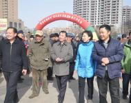       當天上午，駐馬店市委常委、宣傳部長戚存杰，市政府副市長馮玉梅親臨現場慰問說書藝人并和市委宣傳部、文廣新局領導以及數千名市民一起觀看精彩的演出。