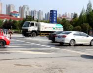 為創建全國文明城市、國家衛生城市，灑水車每天馬不停蹄。