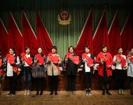 會(huì)議對(duì)在全市公安工作中取得突出成績的先進(jìn)集體和先進(jìn)個(gè)人以及長年默默無聞，關(guān)心支持公安工作的民警家屬代表進(jìn)行了隆重表彰。
