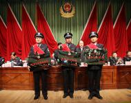 榮獲2015年度全市公安機(jī)關(guān)“優(yōu)秀基層單位”、“好警嫂”、“優(yōu)秀共產(chǎn)黨員、“優(yōu)秀人民警察”、“執(zhí)法監(jiān)督標(biāo)兵”、“破案能手”和“抓捕能手”等13項(xiàng)榮譽(yù)稱號(hào)的代表上臺(tái)領(lǐng)獎(jiǎng)。