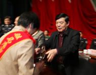 會(huì)議對(duì)在全市公安工作中取得突出成績的先進(jìn)集體和先進(jìn)個(gè)人以及長年默默無聞，關(guān)心支持公安工作的民警家屬代表進(jìn)行了隆重表彰。