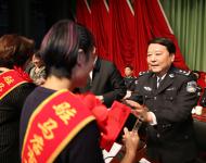會(huì)議對(duì)在全市公安工作中取得突出成績的先進(jìn)集體和先進(jìn)個(gè)人以及長年默默無聞，關(guān)心支持公安工作的民警家屬代表進(jìn)行了隆重表彰。