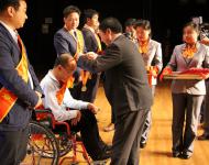 市委副書記、秘書長李寶清為“駐馬店青年五四獎章”獲得者頒獎