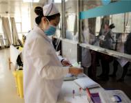 由于科室人少，患者較多，已懷孕8個多月的護士曹艷仍堅守在工作崗位，忙前忙后。
