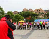 【駐馬店廣視網(wǎng)】（記者 蘇莎）5月21日-22日，體彩?環(huán)中原2016自行車公開賽暨“嵖岈山杯”駐馬店環(huán)嵖岈山自行車賽在我市5A級景區(qū)嵖岈山舉行。在開幕式和比賽現(xiàn)場，人們紛紛用手機、相機和攝像機記錄下精彩瞬間，駐馬店廣視網(wǎng)記者用鏡頭捕捉到了一些有趣的拍客畫面，分享給廣大網(wǎng)友。隨著手機的普及，拍攝已經(jīng)不再是專業(yè)人士的行為。隨手拍已經(jīng)成為人人都可以做到的記錄方式，我們都正在自覺或不自覺的用這種方式來記錄生活，見證歷史。