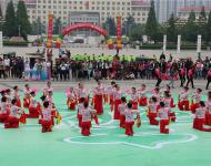 馮玉梅在致辭中指出，廣場舞活動(dòng)，融音樂、舞蹈、健身于一體，以喜聞樂見的形式，進(jìn)入社區(qū)和鄉(xiāng)村，具有廣泛的群眾基礎(chǔ)，深受群眾喜愛。【上蔡代表隊(duì)】
