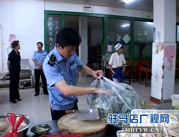 執法人員檢查考場附近酒店廚房<a  href='http://www.czyfgj.cn/'  title='衛生' target='_blank' >衛生</a>_副本.jpg