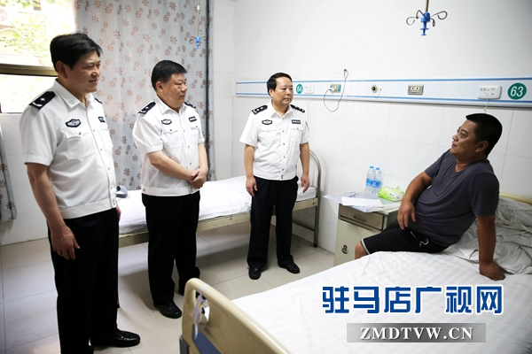 市公安局局長楊俊杰（中）在醫院看望姜艦（右1）.JPG