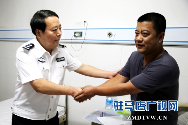 市公安局局長楊俊杰（左）在醫院看望姜艦（右）.jpg