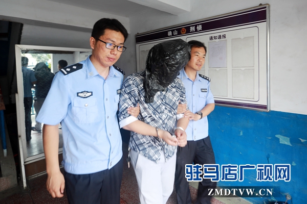 劉威（左一）：決不讓一個犯罪分子漏網.jpg