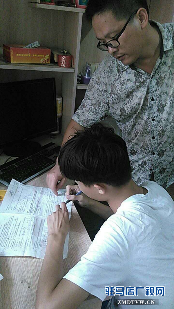 在二嫂家借住，沒事時不忘給該上高三的侄兒輔導一下功課。.jpg