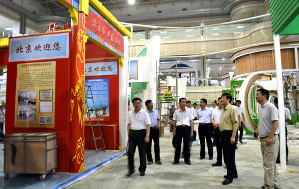 余學友、陳星檢查指導迎會準備工作
