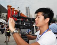駐馬店廣播電視臺(tái)技術(shù)中心工作人員現(xiàn)場錄制開幕式