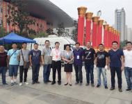 駐馬店市委宣傳部常務(wù)副部長劉衛(wèi)明和駐馬店廣播電視臺(tái)臺(tái)長王宇與參與大會(huì)開幕式轉(zhuǎn)播的駐馬店廣播電視臺(tái)技術(shù)人員合影留念。