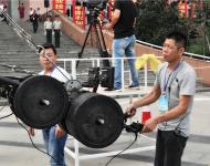 駐馬店廣播電視臺(tái)技術(shù)中心工作人員現(xiàn)場錄制開幕式
