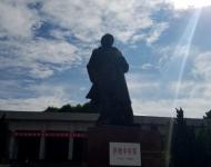 驛城區(qū)社會(huì)各界代表1000多人來(lái)到楊靖宇將軍紀(jì)念館，舉行2016年國(guó)家烈士紀(jì)念日公祭儀式，深切緬懷為民族獨(dú)立、人民解放和國(guó)家富強(qiáng)、人民幸福英勇獻(xiàn)身的革命先烈楊靖宇將軍，并為楊靖宇將軍塑像敬獻(xiàn)花籃。（圖/米山）