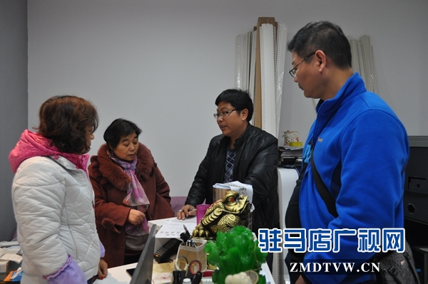市消協工作人員購買涂料.JPG