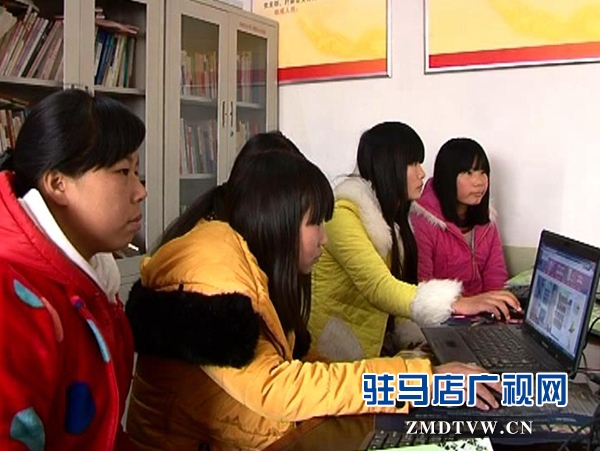 村里的貧困戶青年和留守婦女共同學習電商知識.jpg