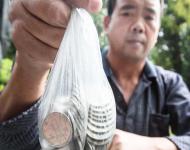 唐先生認為老板是故意整蠱他的，覺得很生氣，當場報了警，“警察到場之后要求我們自己協商解決，后來老板換回了700元硬幣。”唐先生說，當天老板給了他700元紙鈔后，自己身上還有約2900元硬幣。