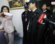 2014年1月29日，北京門頭溝法院執行庭法官為了18名農民工能夠順利拿到包工頭張某的欠薪，一大早便驅車趕往一直與法院“躲貓貓”的張某家，對其進行強制執行。圖為法官到張某家后，其妻稱他已幾個月沒回家。法制晚報/視覺中國