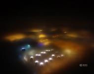 2017年1月3日，霧霾籠罩津城如“仙境”，記者航拍夜色中的城市，在霧霾之上，看到樓宇籠罩在霧霾中，燈光穿透霧霾發(fā)出幽幽的彩色光。nico/東方IC