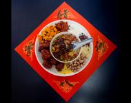 1月4日，內(nèi)蒙古呼和浩特市玉泉區(qū)清泉街社區(qū)一位老人在展示臘八粥食材。當(dāng)日，呼和浩特市玉泉區(qū)清泉街社區(qū)舉辦“溫暖臘八粥 濃濃鄰里情”活動，喜迎即將到來的“臘八節(jié)”。新華社發(fā) 丁根厚 攝