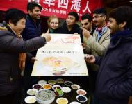 1月4日，內(nèi)蒙古呼和浩特市玉泉區(qū)清泉街社區(qū)一位老人在展示臘八粥食材。當(dāng)日，呼和浩特市玉泉區(qū)清泉街社區(qū)舉辦“溫暖臘八粥 濃濃鄰里情”活動，喜迎即將到來的“臘八節(jié)”。新華社發(fā) 丁根厚 攝