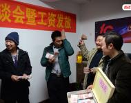 2014年12月23日，河北石家莊市農民工法律援助中心舉行了“農民工法律援助工作座談會暨工資發放儀式”，現場發放了由該中心律師為25名農民工追回的30萬元工資款。圖為拿到血汗錢的農民工代表喜極而泣。燕趙都市報 陳建宇/視覺中國