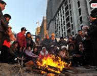 2014年3月份，100多名來自各地的建筑工人來到寧夏銀川鼎輝時代城二期項目工地上打工，11月2日，項目正式停工，但工友們一年來的血汗錢卻始終沒有下發，“光跑勞動監察大隊就不下10次，但每次都說已經處理了，要我們回去等消息。”12月31日，工友們來到銀川市公安局金鳳分局，但是打聽了一圈卻始終沒找到這起案件的負責人。又跑了一天的工友們帶著重重心事再次回到工地，升起了一堆篝火取暖。“等元旦假期一過，我們還得去要錢，要不到錢就不回家過年了！”新華社記者 彭昭之 攝