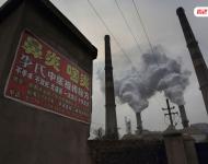 在邯鄲鋼鐵廠居民區附近張貼著很多治療鼻炎、咽炎等疾病的廣告。