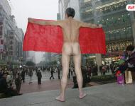 2005年11月27日，為了給癱瘓的兒子討回血汗錢，一名來自重慶市江津區的五旬老漢在解放碑鬧市裸體討薪。當天，老漢抬著載有病兒的擔架床靠近解放碑中心，脫掉衣褲后展開事先備好的橫幅：“包工頭給我血汗錢！救兒子，救我全家！”據老人介紹，2003年7月10日他的兒子在重慶市沙坪壩某工地施工時頭部受重傷，法院判決施工方給傷者一次性傷殘補助金等費用共計61萬余元。雖然官司打贏了，但施工方至今未付一分錢。