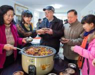 1月4日，內(nèi)蒙古呼和浩特市玉泉區(qū)清泉街社區(qū)志愿者為社區(qū)居民盛臘八粥。當(dāng)日，呼和浩特市玉泉區(qū)清泉街社區(qū)舉辦“溫暖臘八粥 濃濃鄰里情”活動，喜迎即將到來的“臘八節(jié)”。新華社發(fā) 丁根厚 攝