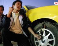 2004年12月6日下午，福建泉州，因一家面臨停產的服裝加工廠，拖欠15名工人3個月工資及1個月押金，工人聲稱沒有錢吃飯了，10多名工人只好集資12元買來一條鐵鏈鎖，把老板的轎車前輪鎖住。記者獲悉前往采訪，老板看到記者到來，從車間后面一“秘密通道”（平時鐵門緊鎖的消防通道）開溜。隨后，記者與老板通上電話，老板稱沒有拖欠3個月工資，而是1個月。小洪/視覺中國
