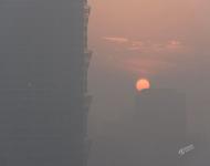 2017年1月2日，黃昏時分，霧霾籠罩下的鄭州。