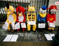 2013年1月31日，北京，“憤怒的小鳥”、“加菲貓”、“唐老鴨”和“財神爺”等5個不同的卡通人物匯聚在中央人民廣播電臺外，以靜坐的方式討薪，希望得到社會關注。據討薪隊伍負責人表示，他們5人代表31名農民工兄弟進京尋求社會幫助。因其2012年在河北張家口張北縣承建博天糖業、華林商廈、九鼎家具城、張北塞那都滑雪場四個工地消防工程工作，完工后被欠工款28萬余元，致使31名工人無錢回家過年，故想以此方式博得社會關注，幫助工友討回血汗錢。王王/視覺中國